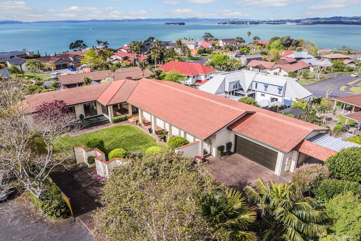 46 Cockle Bay Road, Cockle Bay, Auckland - Carousel 1