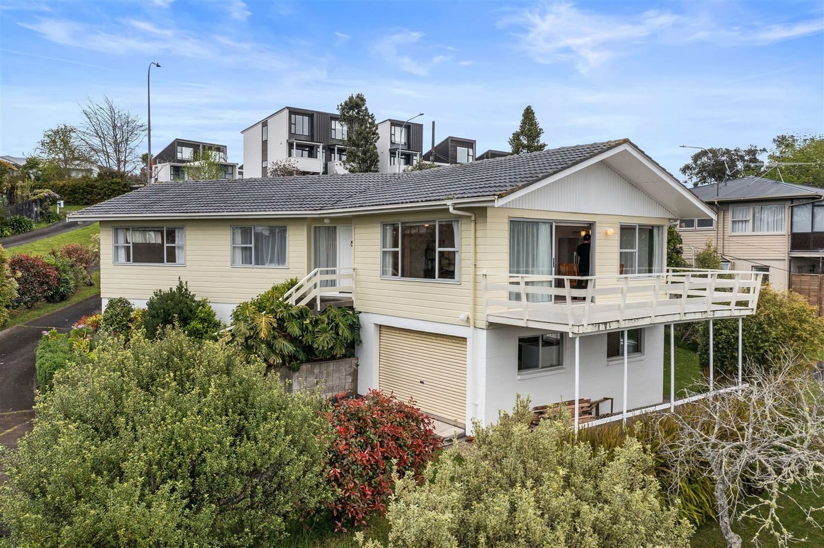 20 Chivalry Road, Glenfield, Auckland - Carousel 2