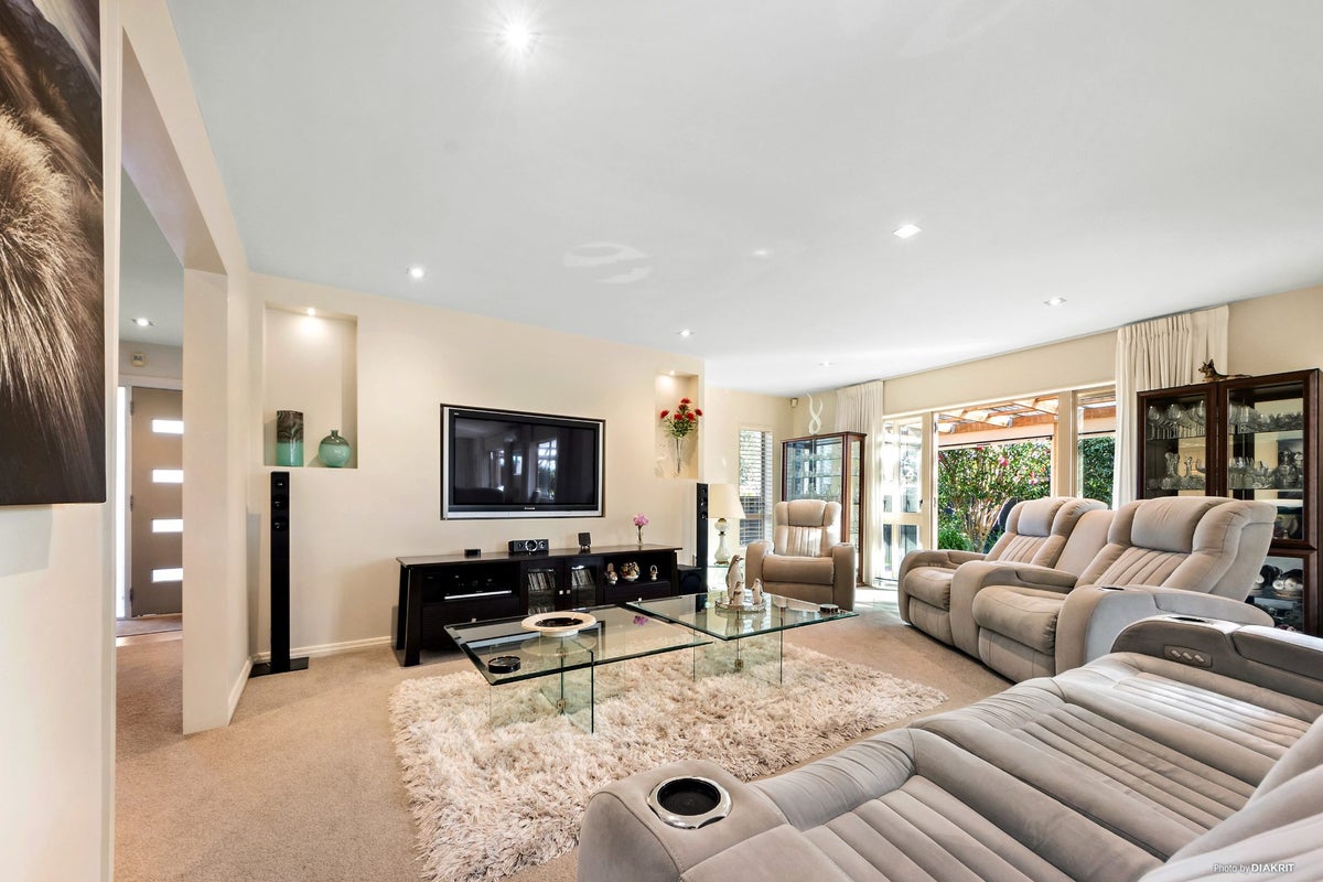 26 Connemara Court, West Harbour, Auckland - Carousel 2