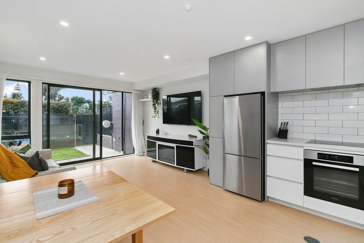 638 Massey Road, Mangere, Auckland - Carousel 1