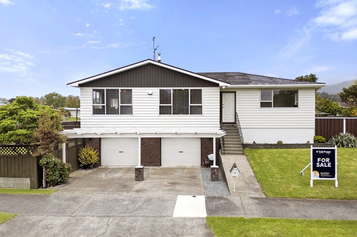 4 Monterey Place, Totara Park, Upper Hutt - Carousel 1