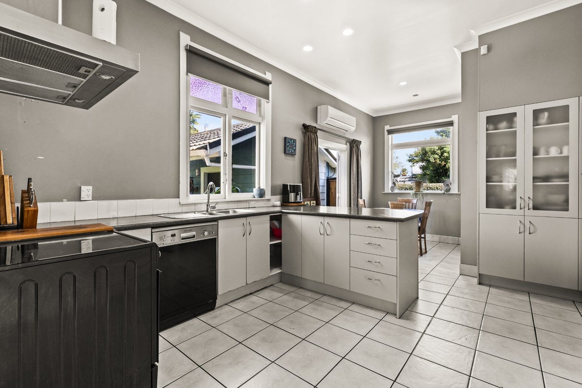115 Charlotte Crescent, Mayfair, Hastings - Carousel 1