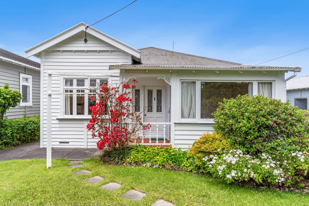 5 Ascot Avenue, Narrow Neck, Auckland - Carousel 1