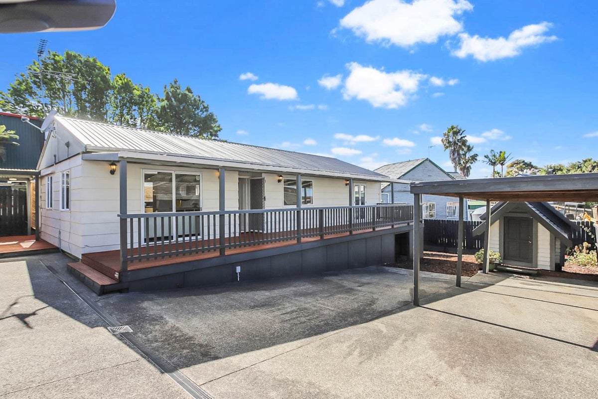 12A Owairaka Avenue, Mount Albert, Auckland - Carousel 2