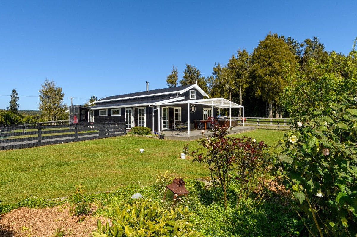 11 Sarona Park Drive, Omanawa, Tauranga - Carousel 1