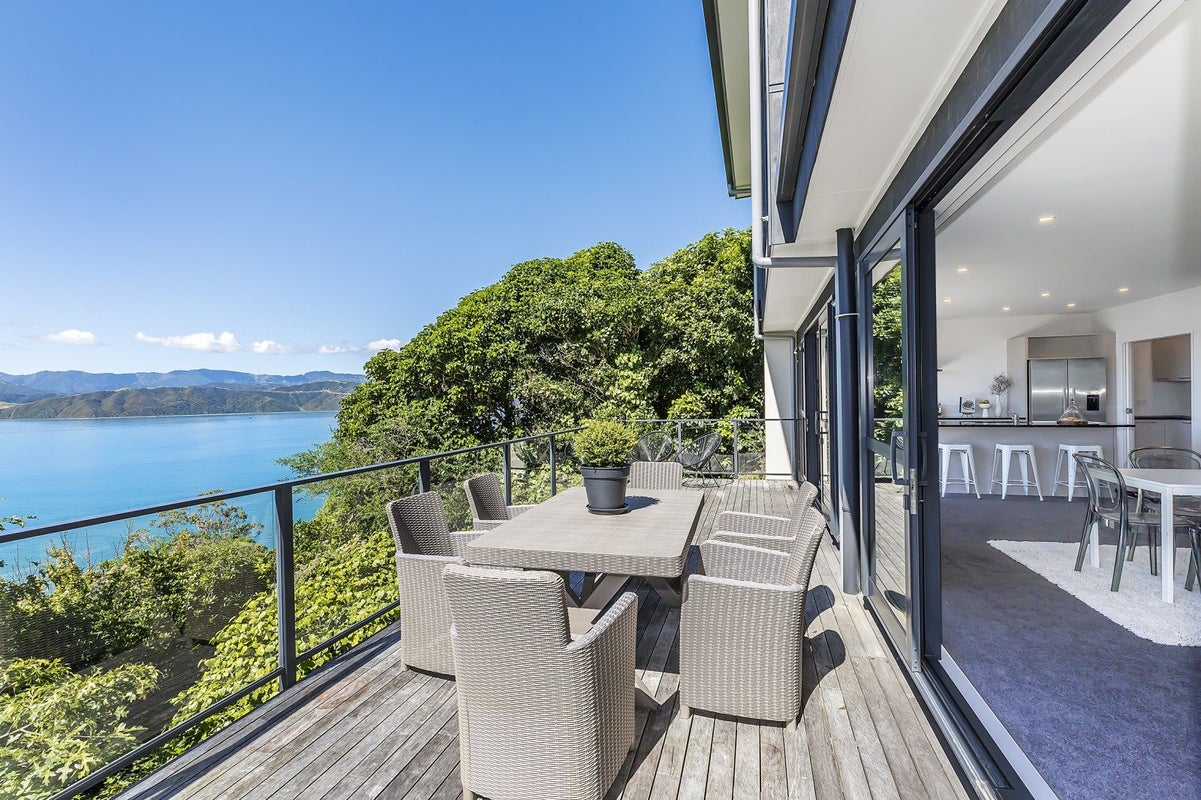 67 Pretoria Road, Karaka Bays, Wellington - Carousel 1