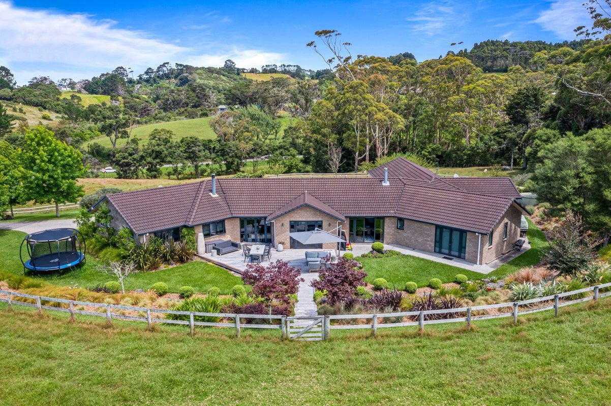 100 Kauri Crescent, Kumeu - Carousel 2
