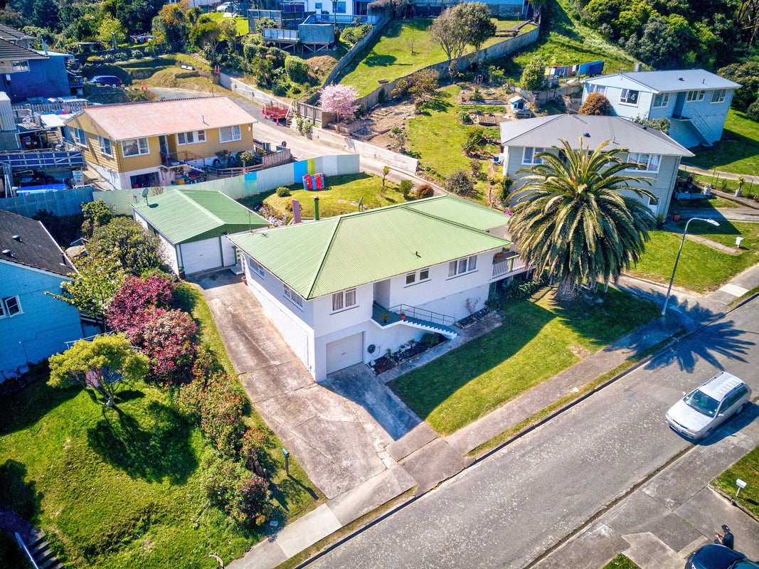 7 Hollow Close, Titahi Bay, Porirua - Carousel 1