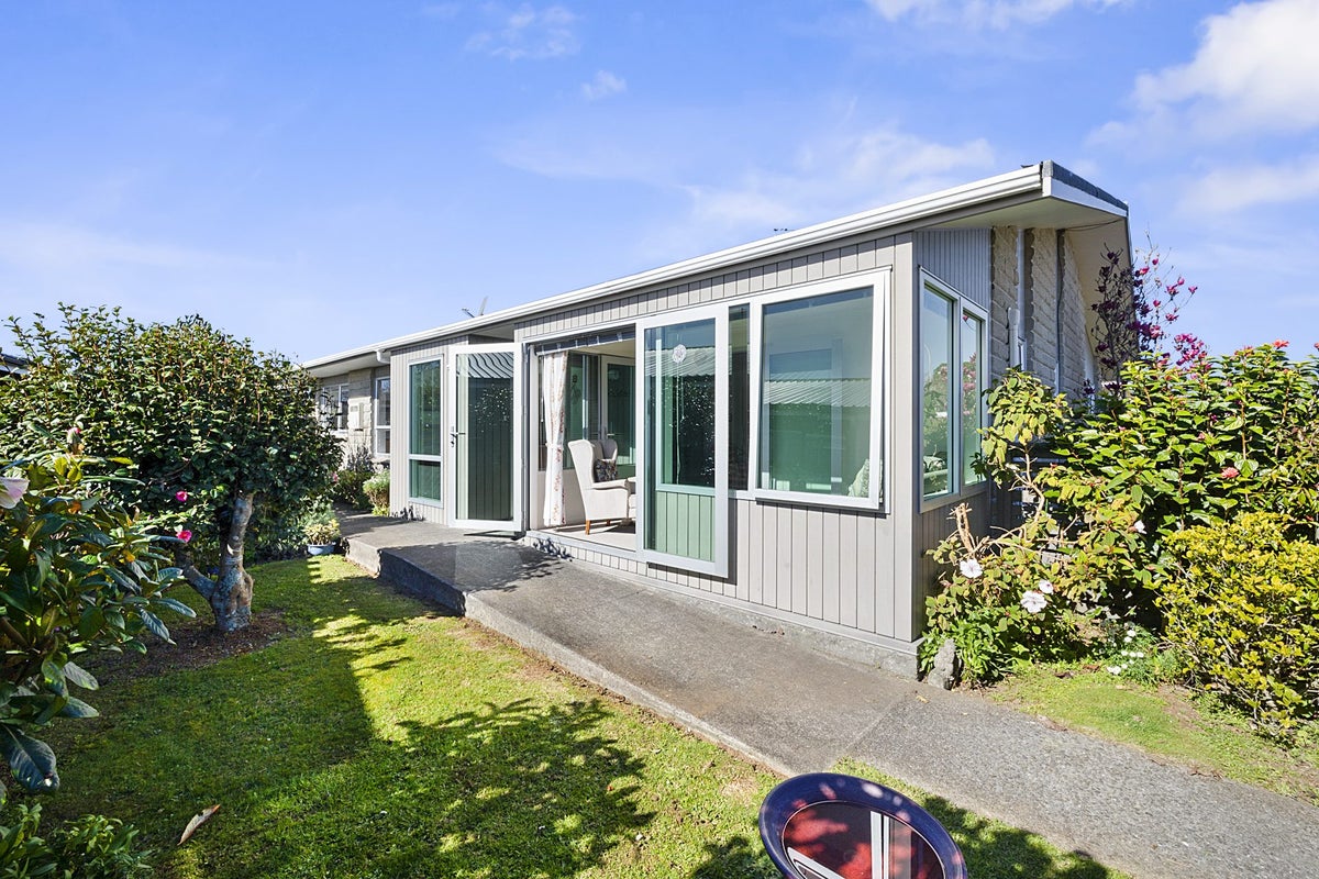 13 John Guthrie Place, Merrilands, New Plymouth - Carousel 2