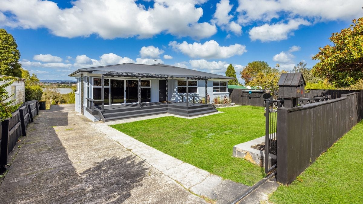 6 Lucas Place, Weymouth, Auckland - Carousel 1