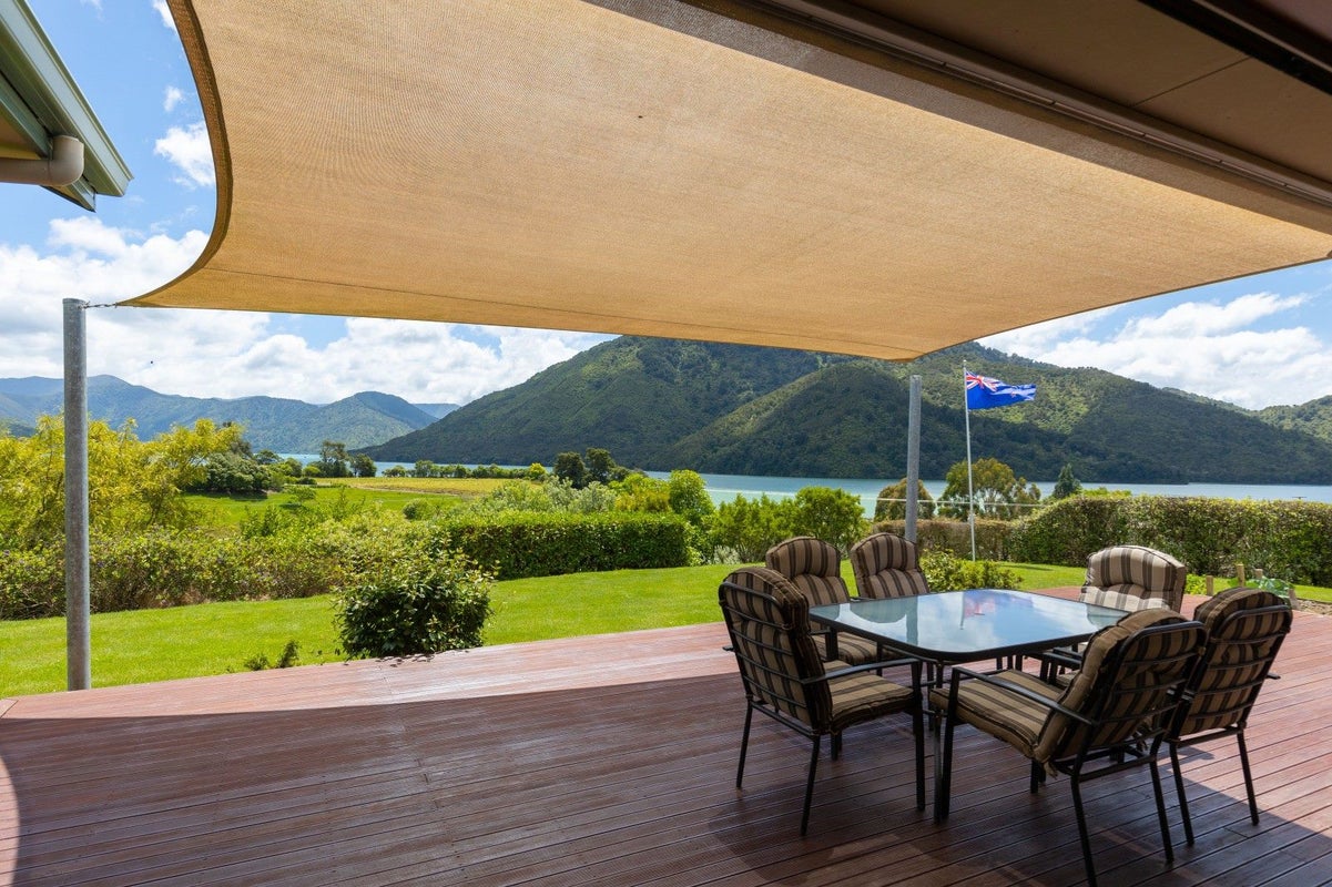 886 Queen Charlotte Drive, Linkwater, Picton - Carousel 1