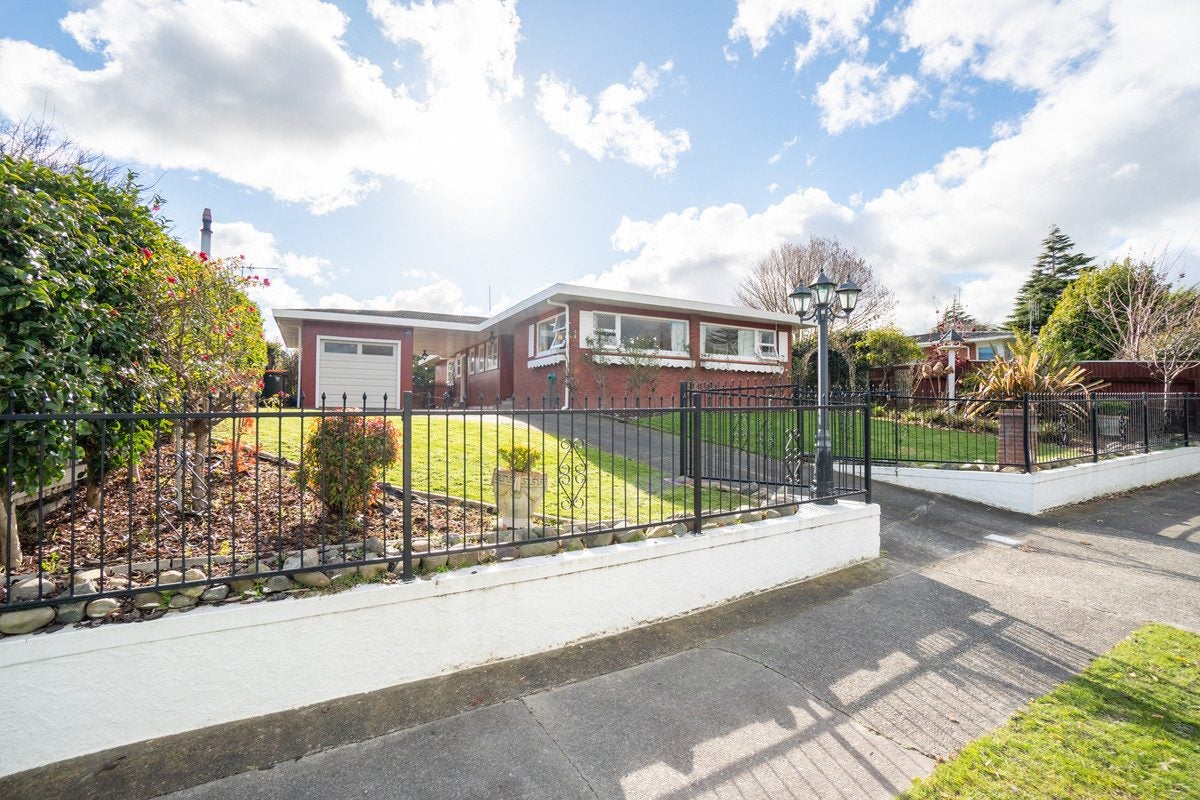 4 Wikiriwhi Crescent, Awapuni, Palmerston North - Carousel 1
