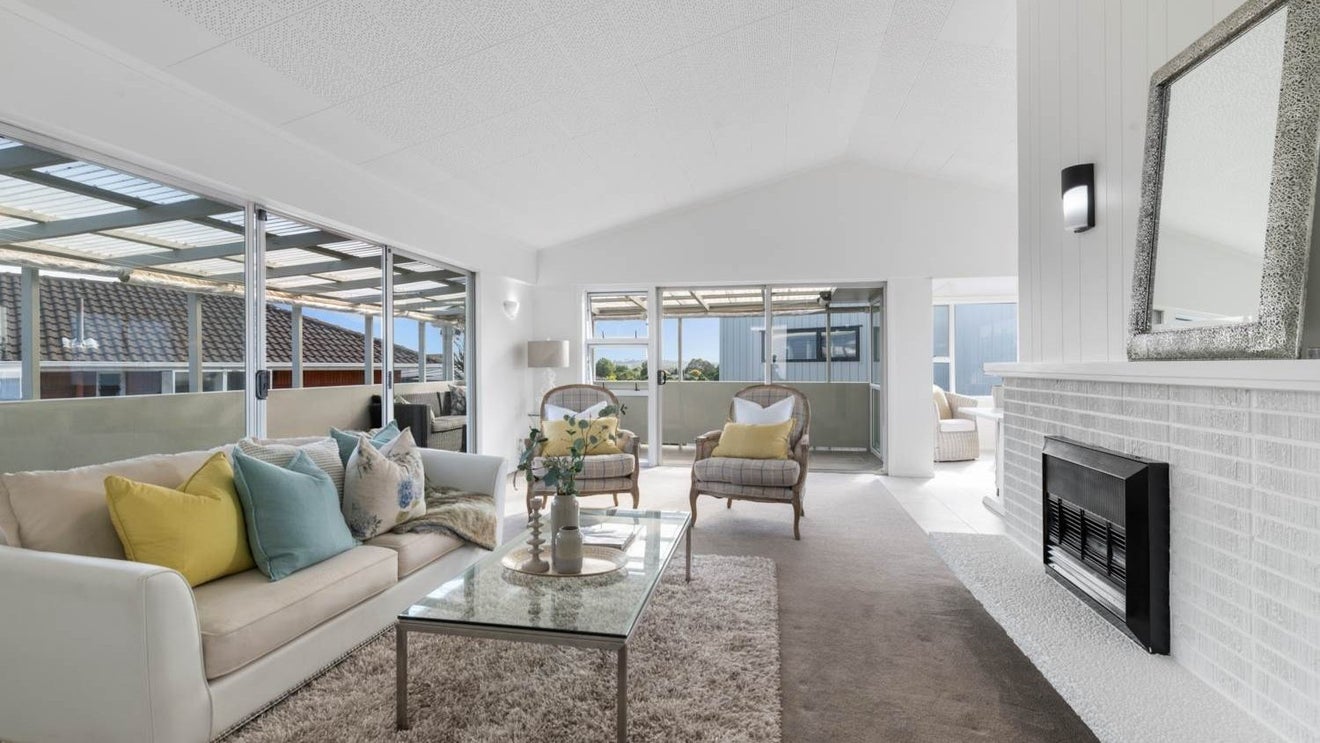 20 Chatsworth Crescent, Pakuranga Heights, Auckland - Carousel 1