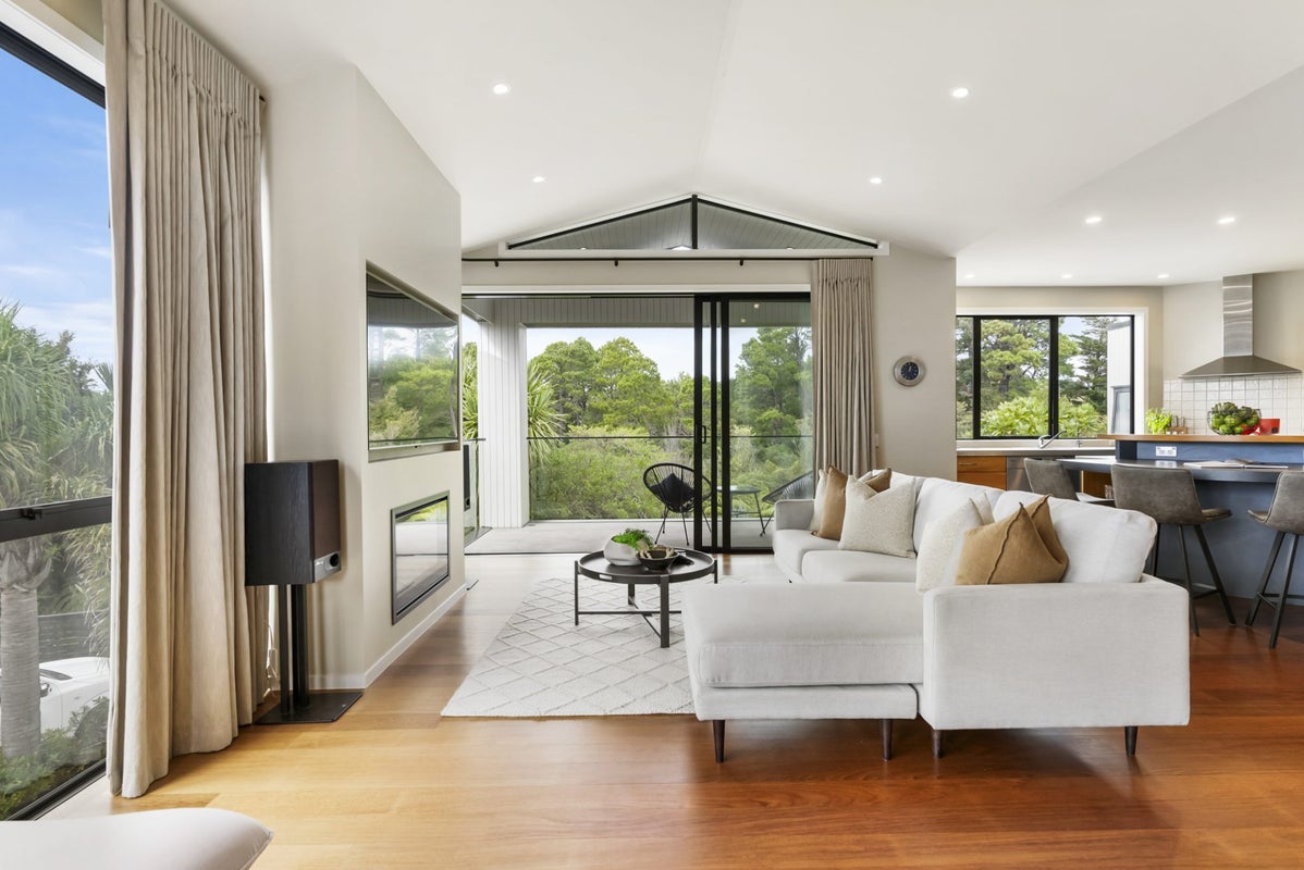 19 Centennial Place, Campbells Bay, Auckland - Carousel 2