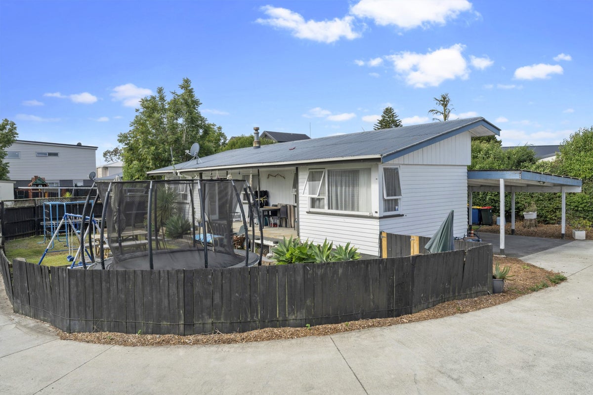 61 Graham Avenue, Te Atatu Peninsula, Auckland - Carousel 2