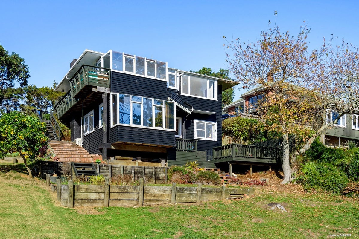 211 Titirangi Road, Titirangi, Auckland - Carousel 18