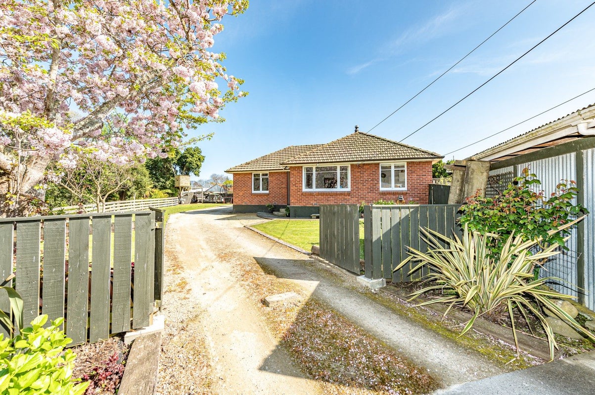 10 Glandwr Crescent, Whanganui East, Whanganui - Carousel 1