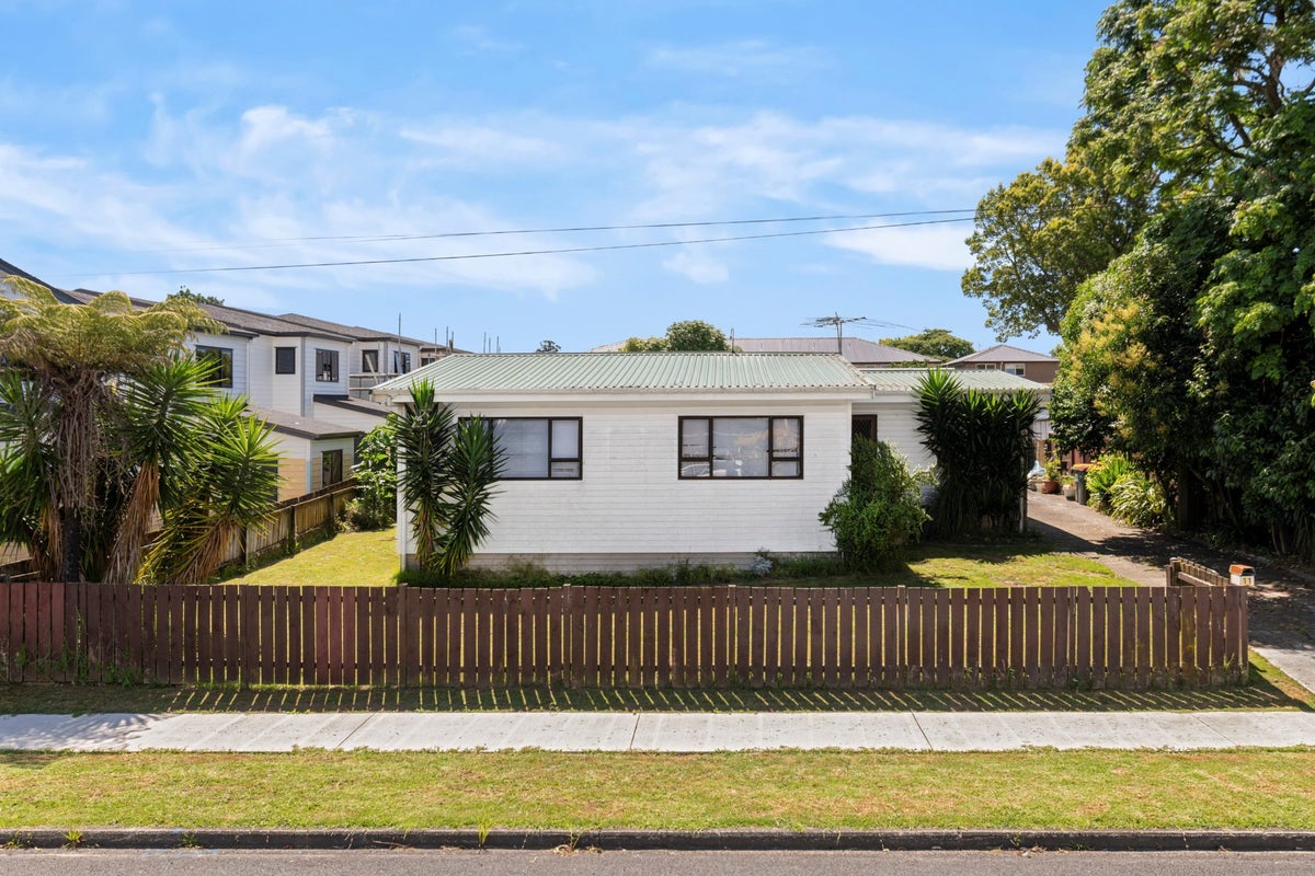 11 Graham Road, Conifer Grove, Takanini - Carousel 2