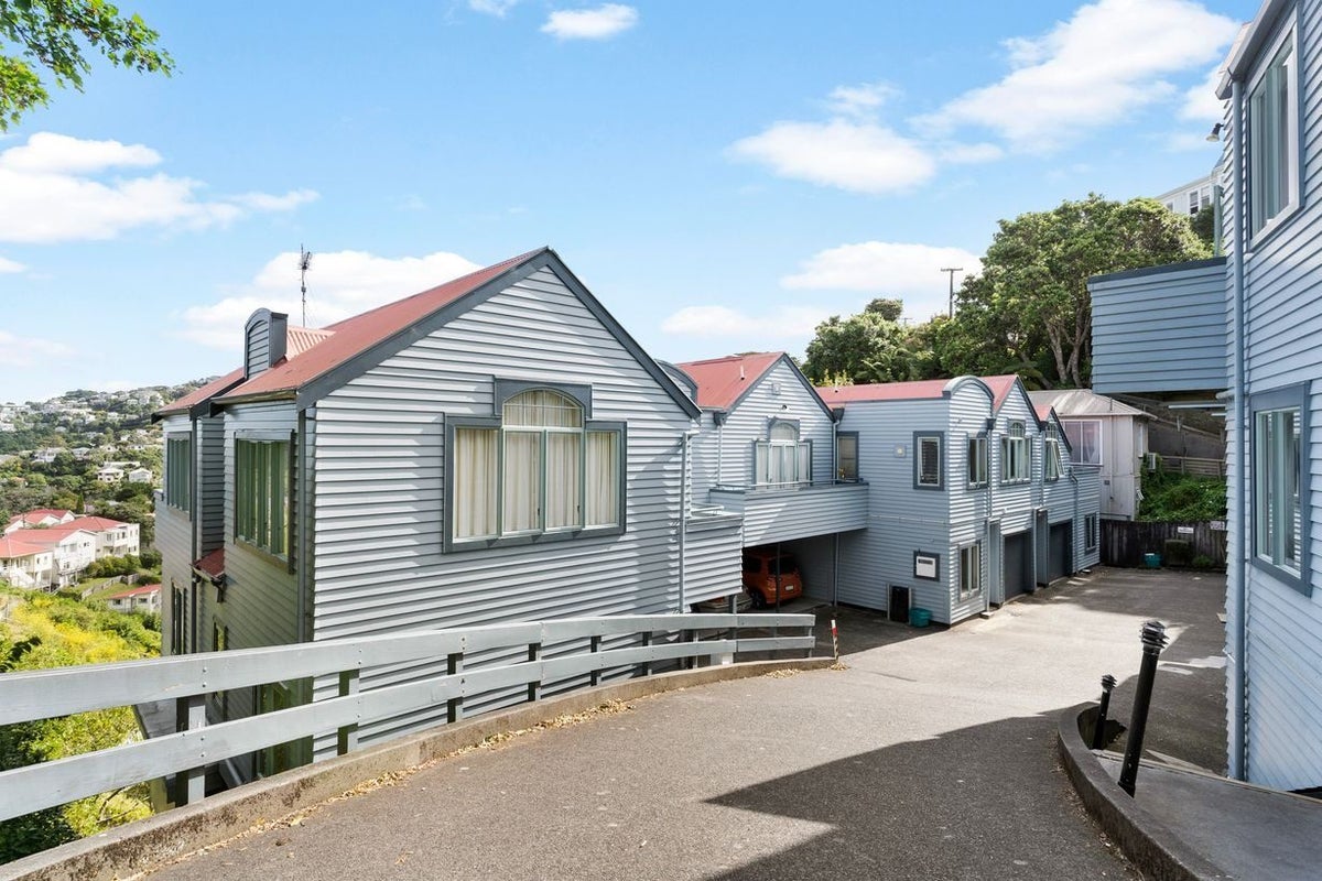 2/93A Kelburn Parade, Kelburn, Wellington - Carousel 1