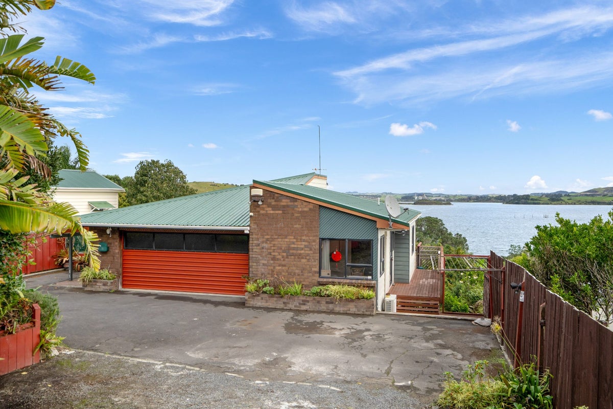 21 Weir Crescent, Onerahi, Whangarei - Carousel 1