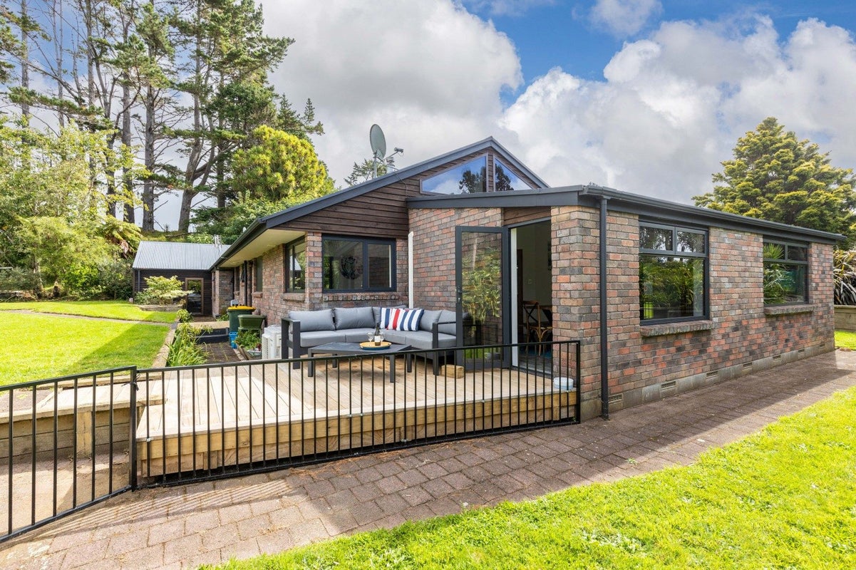 42 Ridgewood Drive, Ridgewood, New Plymouth - Carousel 1