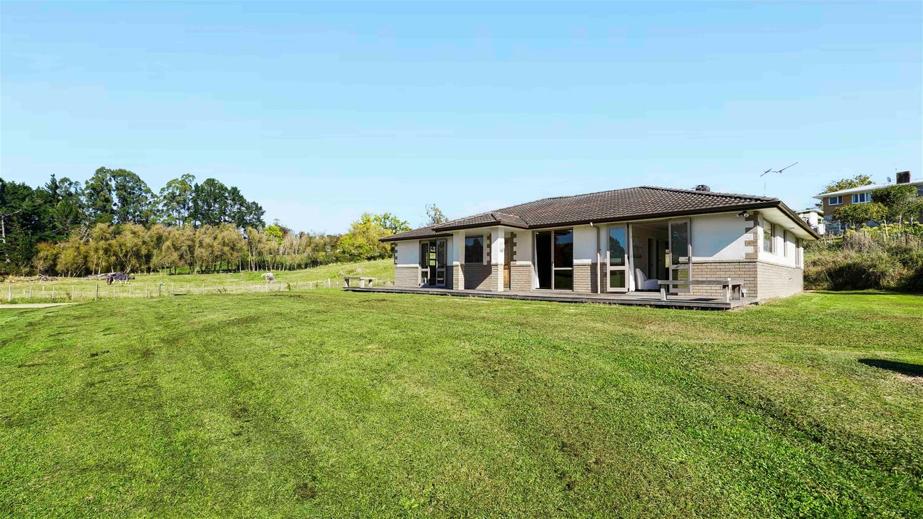 52 Exeter Street, Glenview, Hamilton - Carousel 1