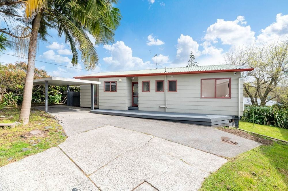 17A Barron Drive, Green Bay, Auckland - Carousel 1