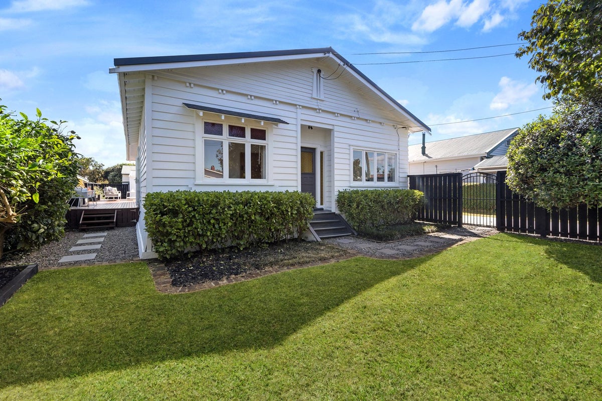 9 Foch Avenue, Mount Roskill, Auckland - Carousel 1