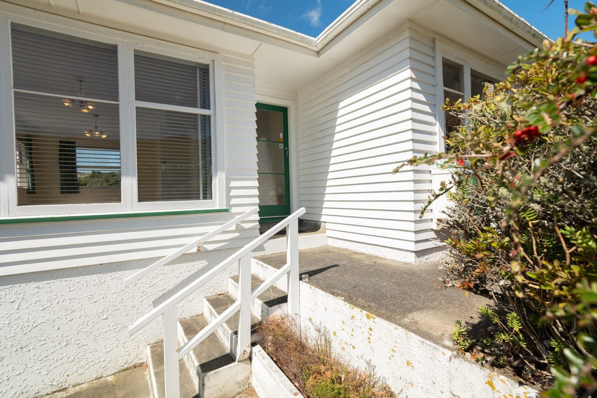 27 Larsen Crescent, Tawa, Wellington - Carousel 16