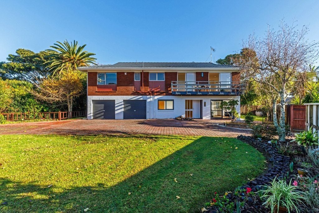 13 Tarahanga Street, Northcote, Auckland - Carousel 1