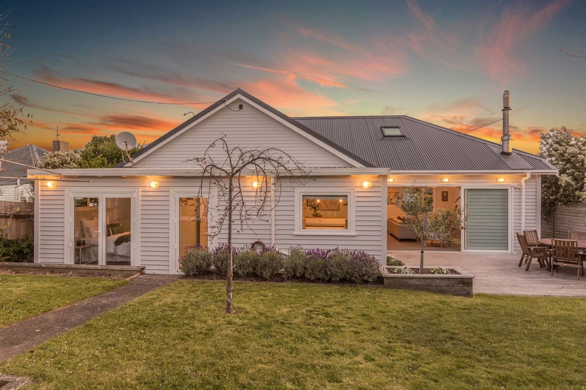 6 Bay Drive, Titahi Bay, Porirua - Carousel 1