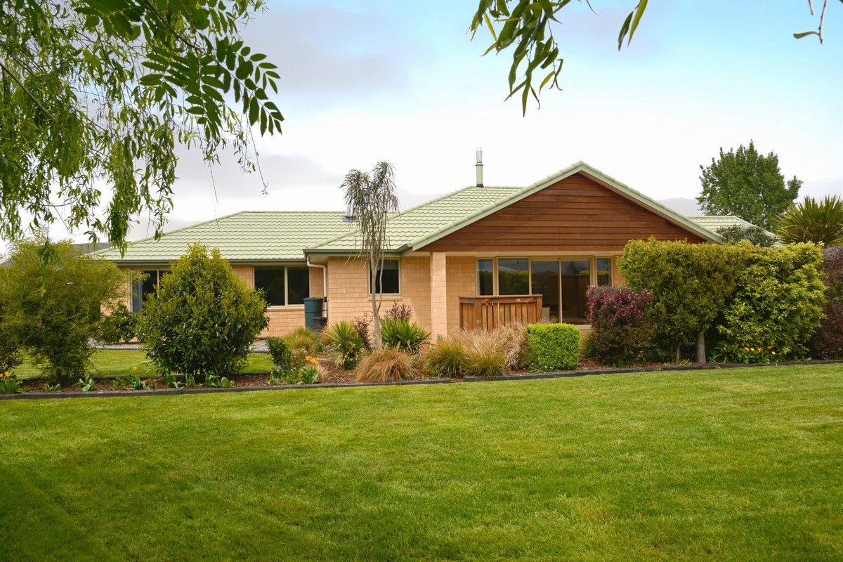 24 Mill Grove, Clareville, Carterton - Carousel 1