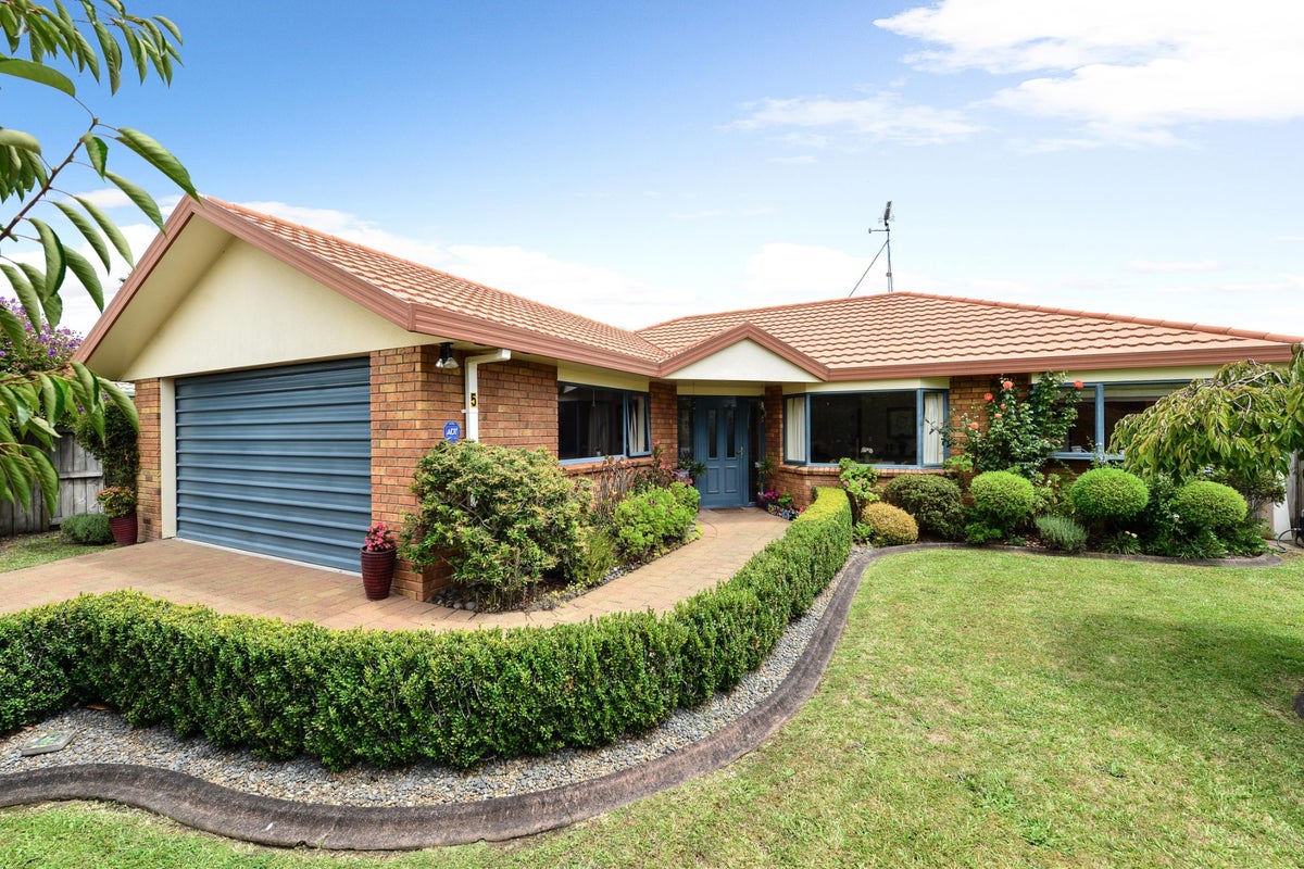 5 Grosvenor Place, Rototuna, Hamilton - Carousel 1