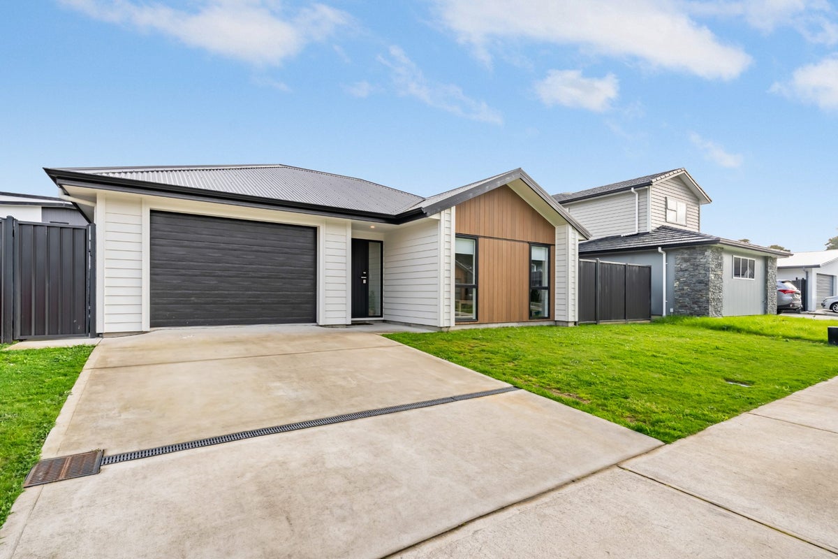 34 Castletown Street, Wallaceville, Upper Hutt - Carousel 1