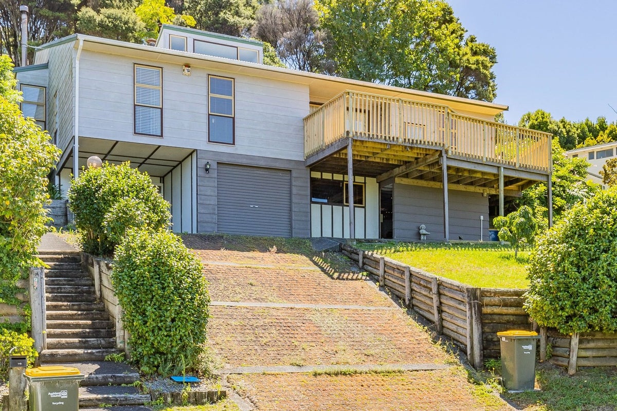 5 Noeleen Street, Glenfield, Auckland - Carousel 1