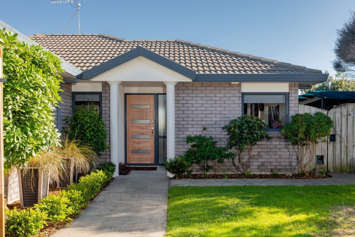 19 Katerini Grove, Papamoa Beach, Papamoa - Carousel 1
