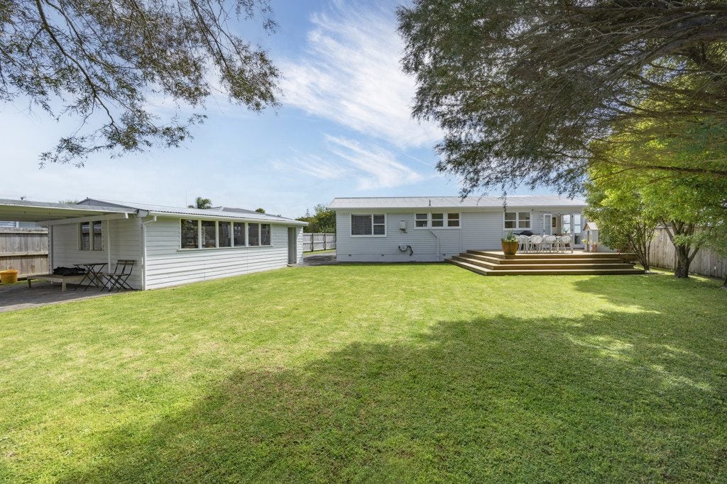 8 Brennan Avenue, Te Atatu Peninsula, Auckland - Carousel 2