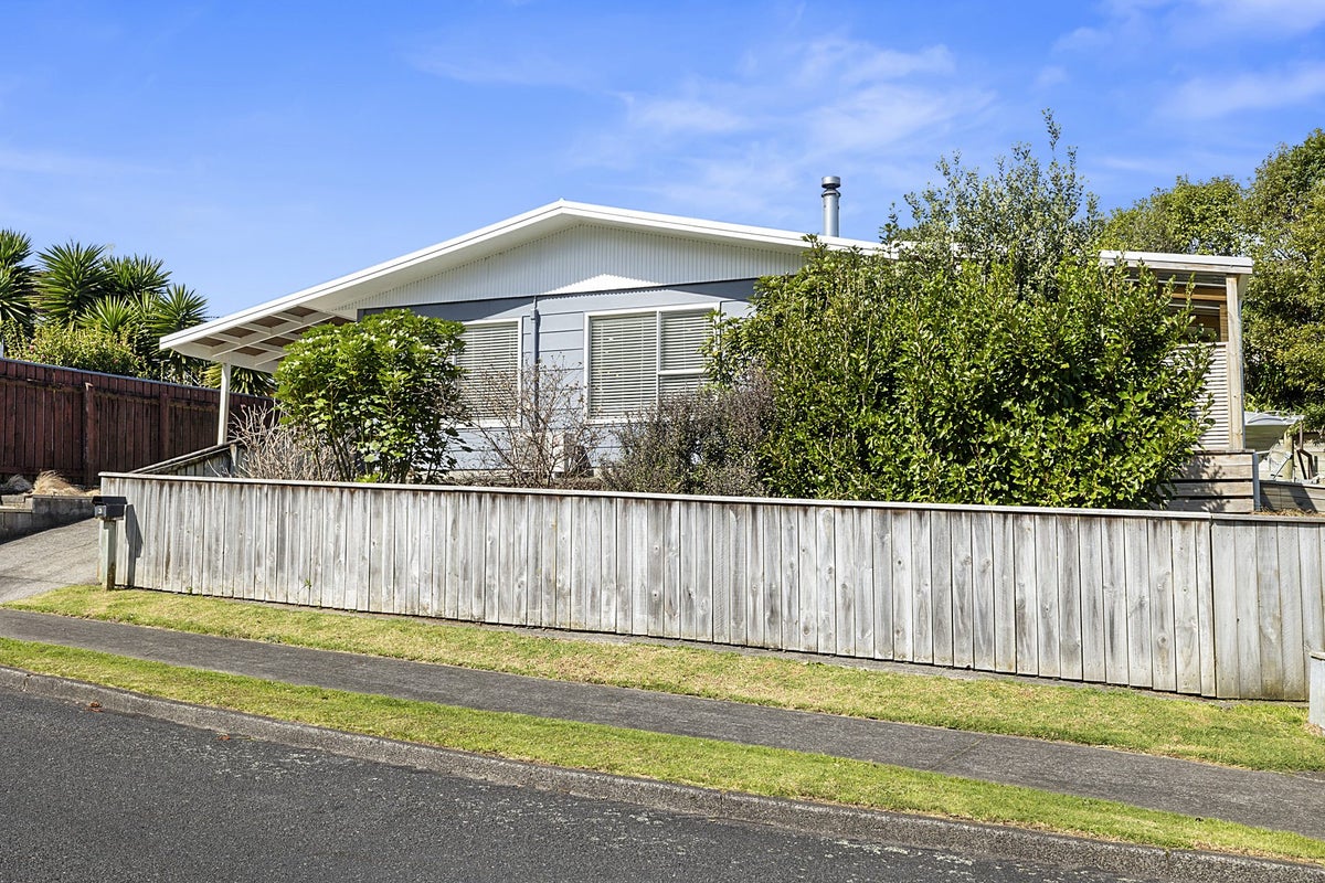 1 Ross Place, Blagdon, New Plymouth - Carousel 21