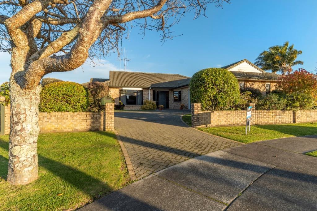 42 Manor Park Drive, Pyes Pa, Tauranga - Carousel 2