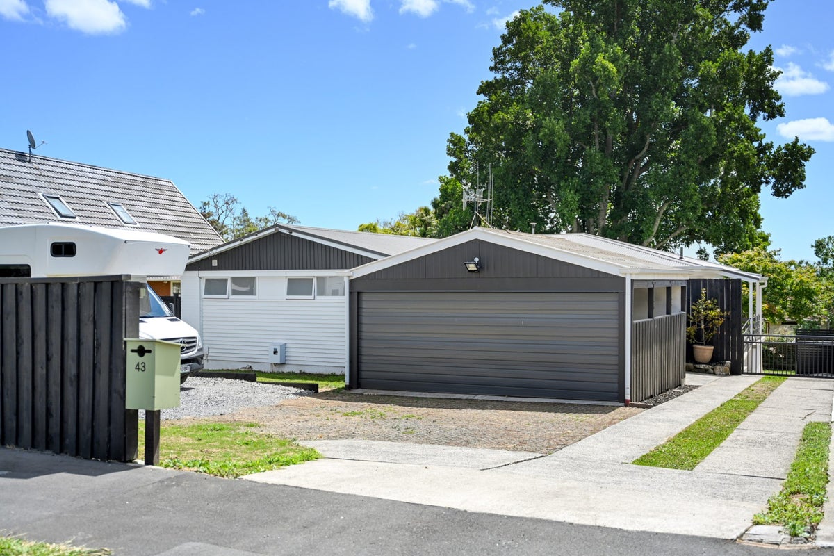 43 Hillcrest Road, Hillcrest, Hamilton - Carousel 2