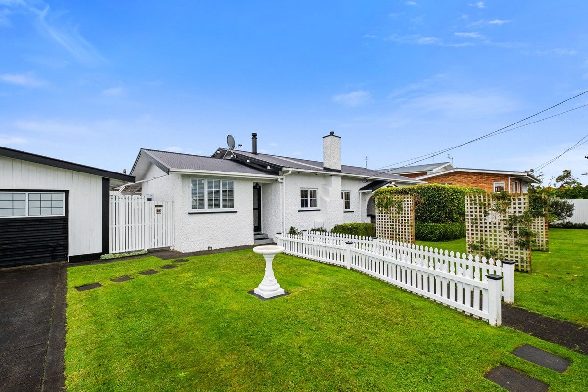 220 Mangorei Road, Merrilands, New Plymouth - Carousel 1