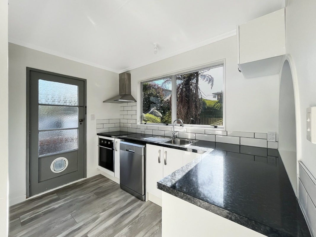 4A Ruamahanga Crescent, Terrace End, Palmerston North - Carousel 2