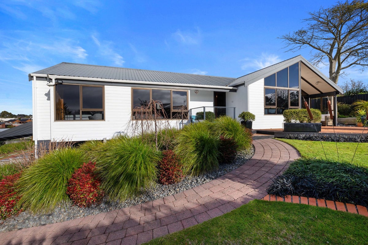 11 Caledonia Place, Highlands Park, New Plymouth - Carousel 2