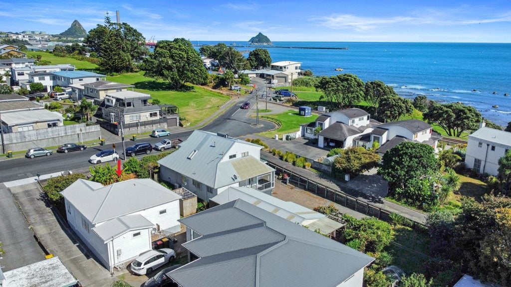 7 Belt Road, Moturoa, New Plymouth - Carousel 1