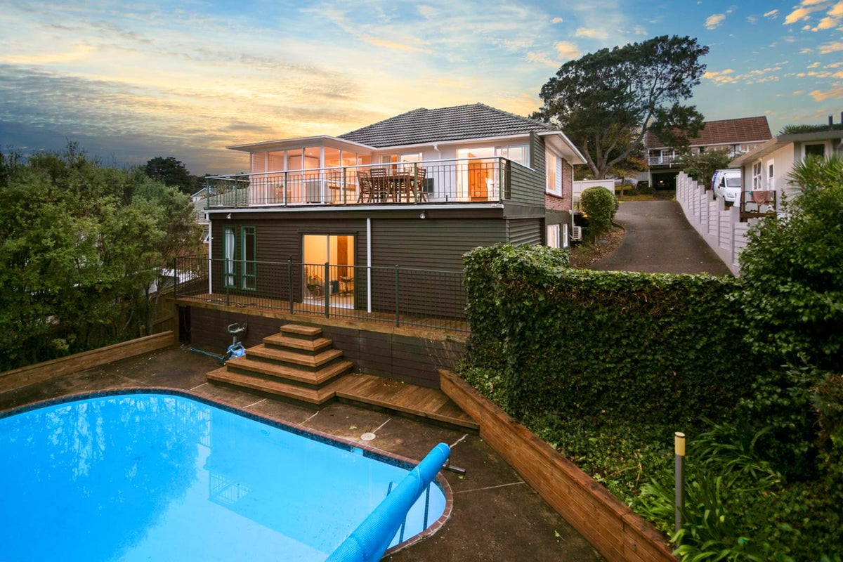 24 Raymond Terrace, Northcote, Auckland - Carousel 1