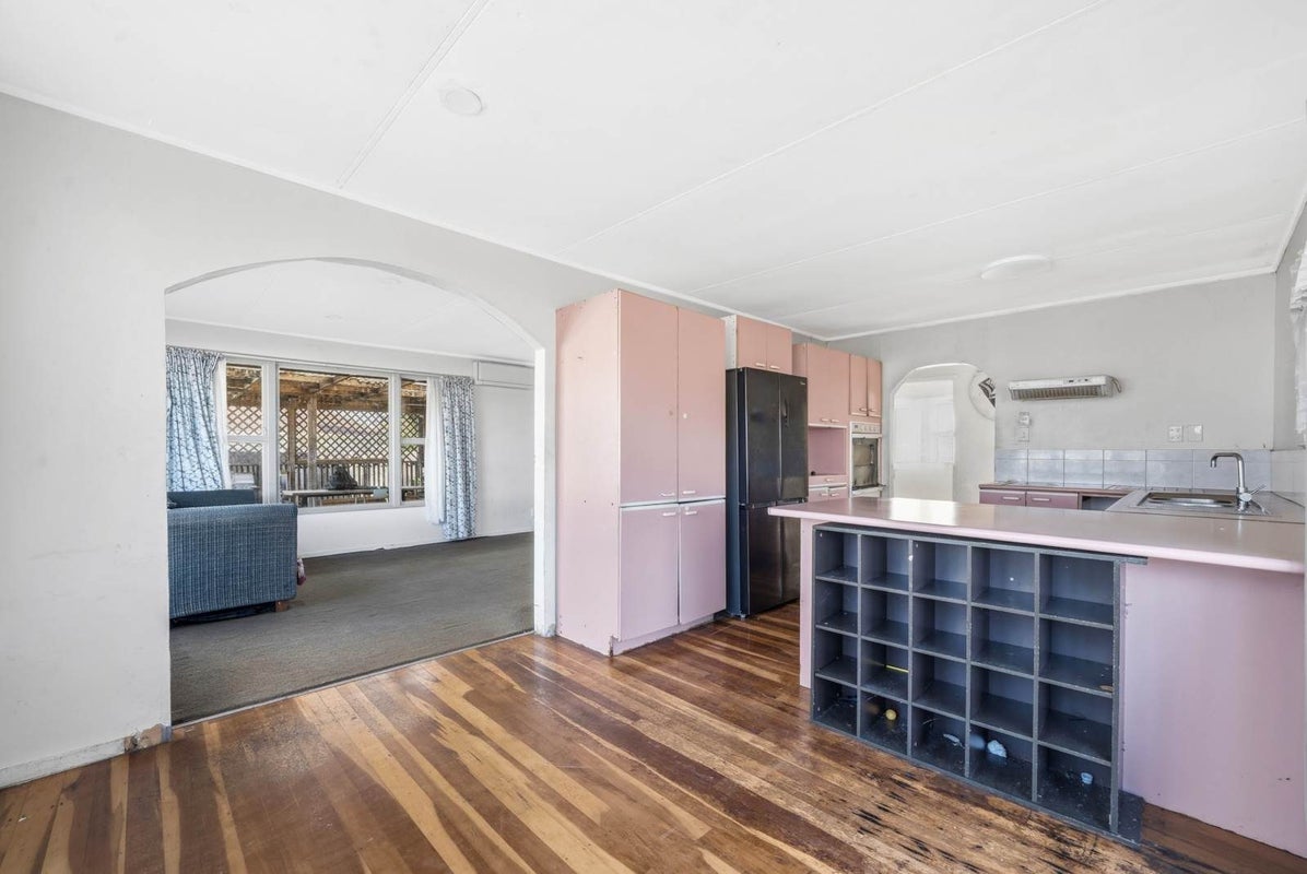 23 Chadwick Crescent, Mangere East, Auckland - Carousel 2