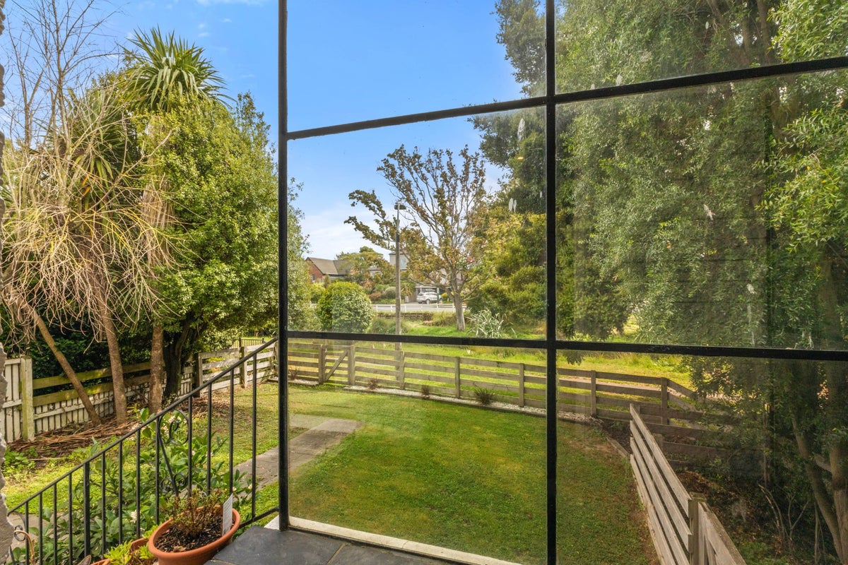 9A Esher Place, Saint Martins, Christchurch - Carousel 2