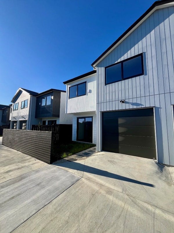 37 Flanshaw Road, Te Atatu South, Auckland - Carousel 1