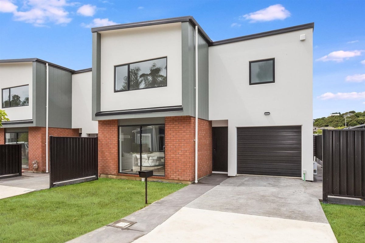 4 Breakwater Way, Whitby, Porirua - Carousel 1