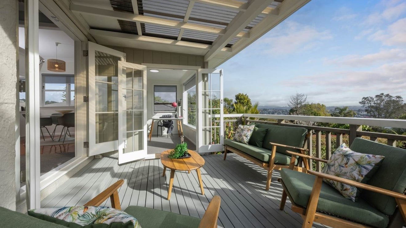 2A Deane Avenue, Titirangi, Auckland - Carousel 1